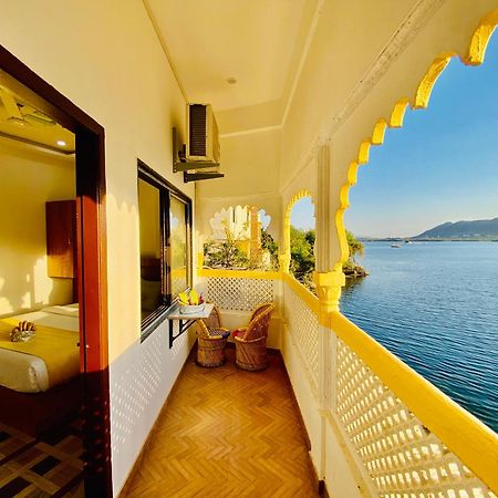 Hotel Vallabh A Lake Facing Balcony Udaipur Exterior foto