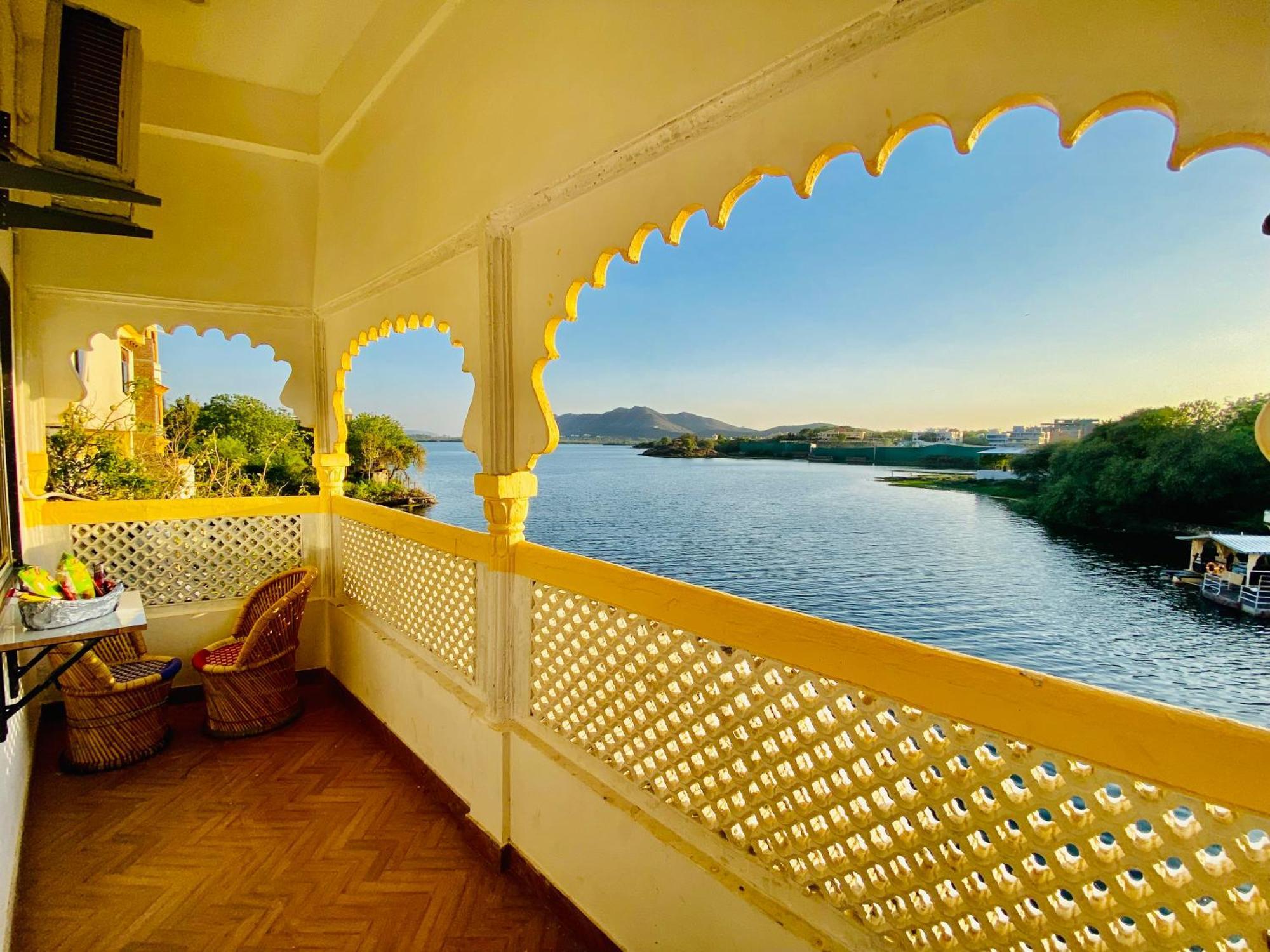 Hotel Vallabh A Lake Facing Balcony Udaipur Exterior foto
