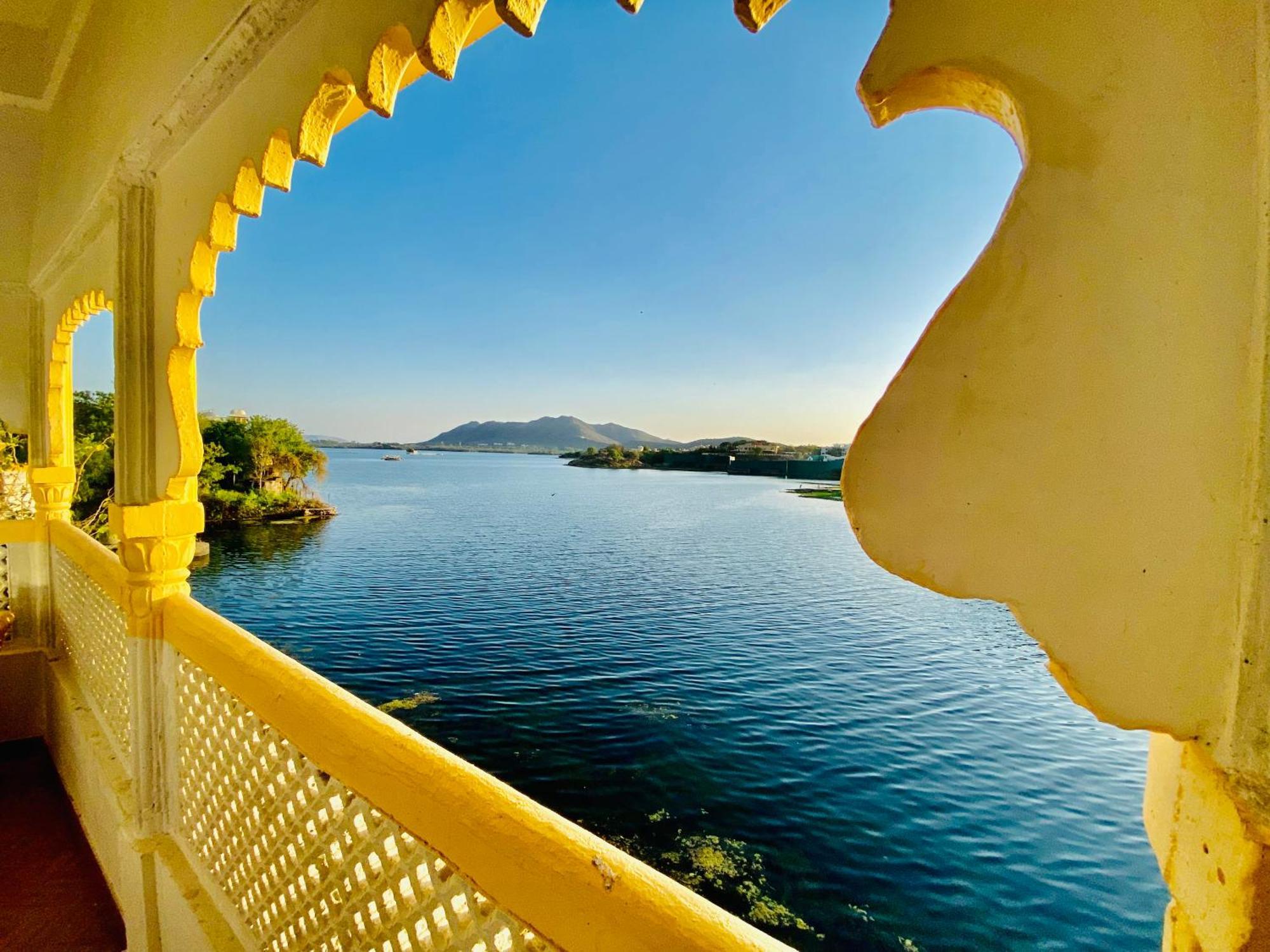 Hotel Vallabh A Lake Facing Balcony Udaipur Exterior foto