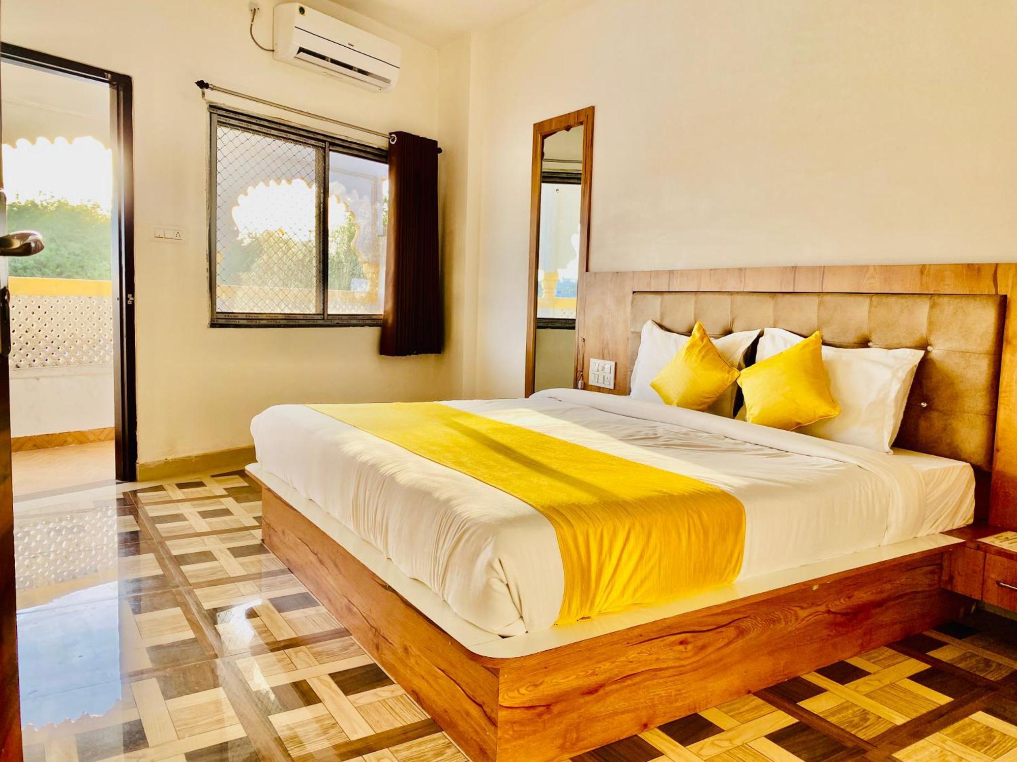 Hotel Vallabh A Lake Facing Balcony Udaipur Exterior foto