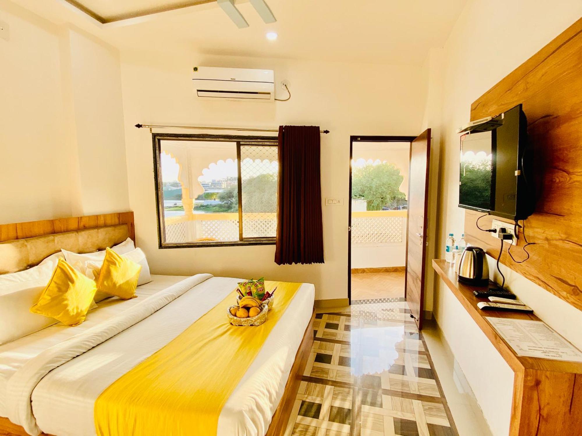 Hotel Vallabh A Lake Facing Balcony Udaipur Exterior foto