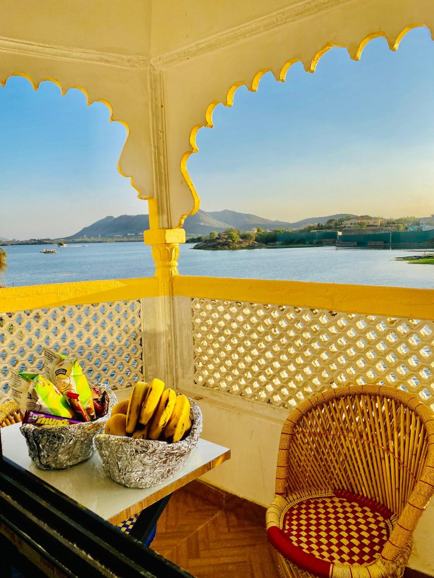 Hotel Vallabh A Lake Facing Balcony Udaipur Exterior foto