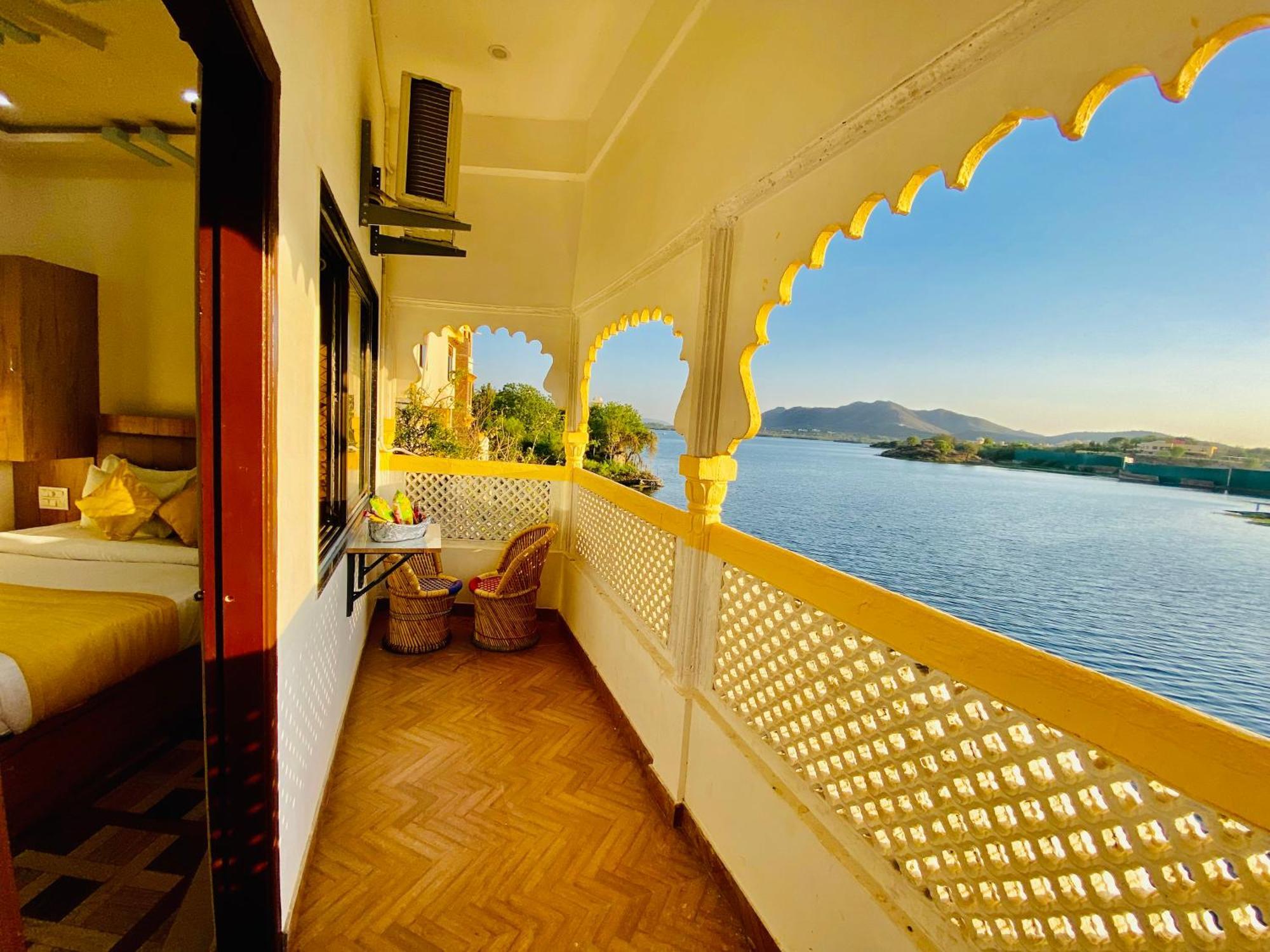 Hotel Vallabh A Lake Facing Balcony Udaipur Exterior foto